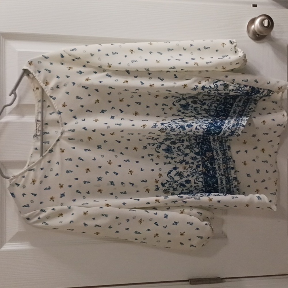 🌻EUC🌻Large sheer off white background w/blue&yellow flowers